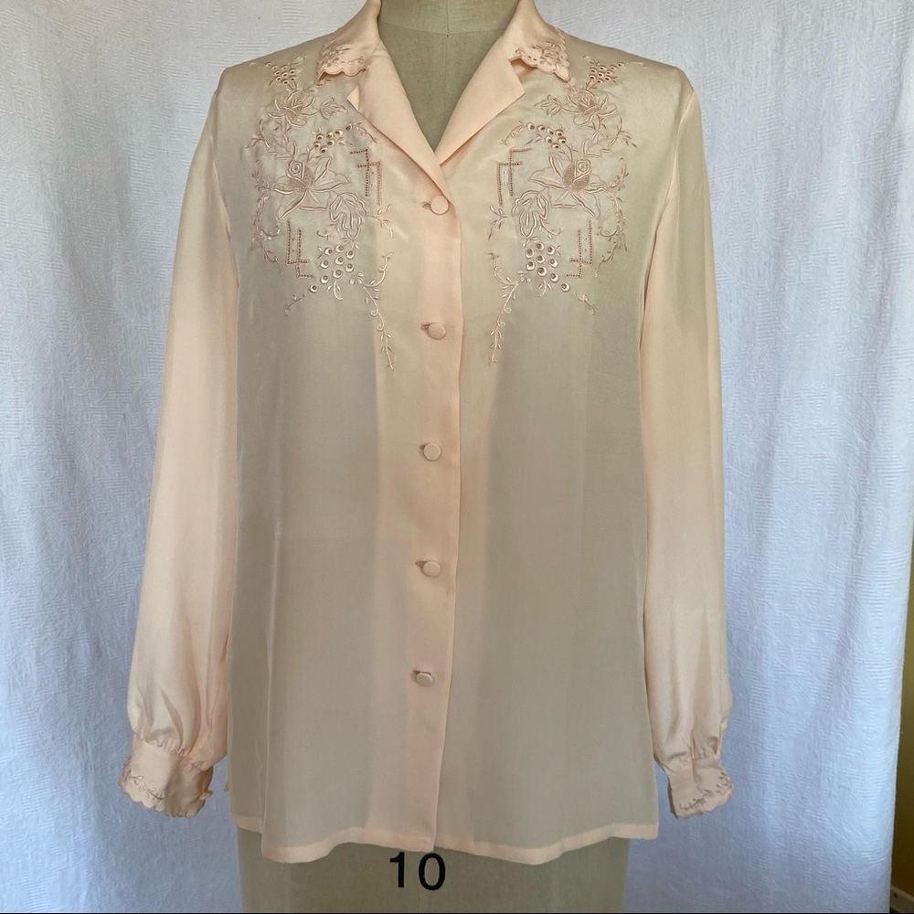 Pure silk hand vtg embroidered notch collar M/L palest peach
